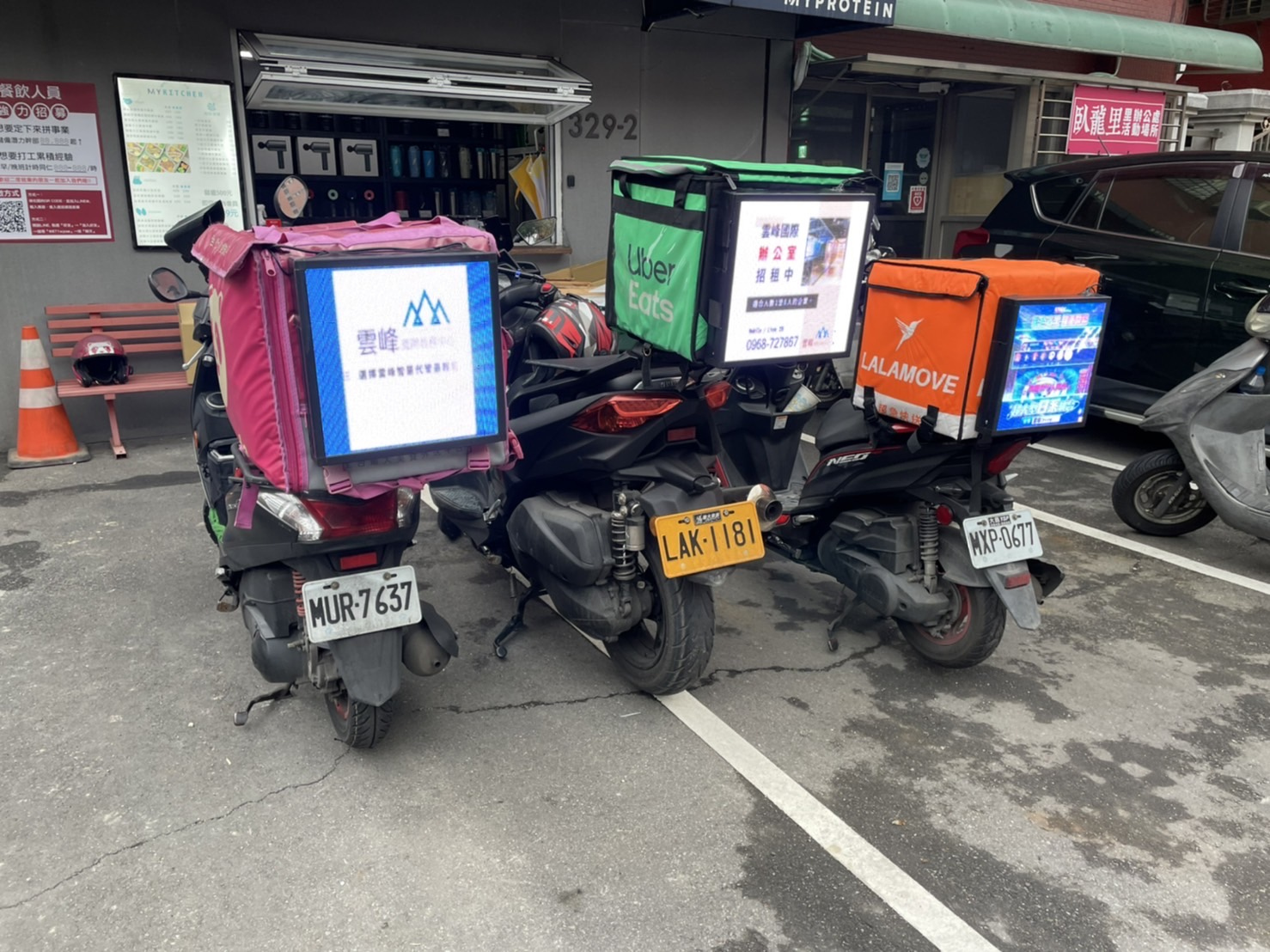 機車移動式廣告曝光-1-行人注目